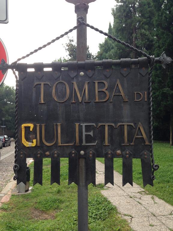 Alla Tomba Di Giulietta Verona Bagian luar foto