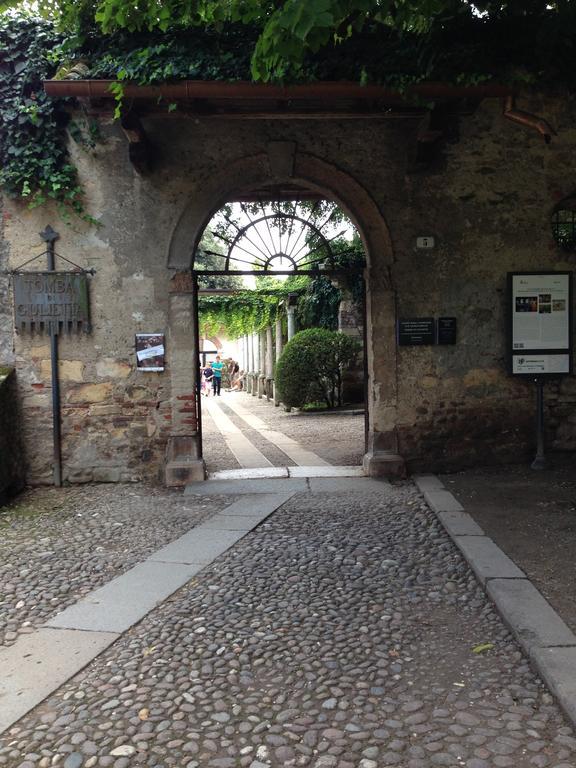 Alla Tomba Di Giulietta Verona Ruang foto